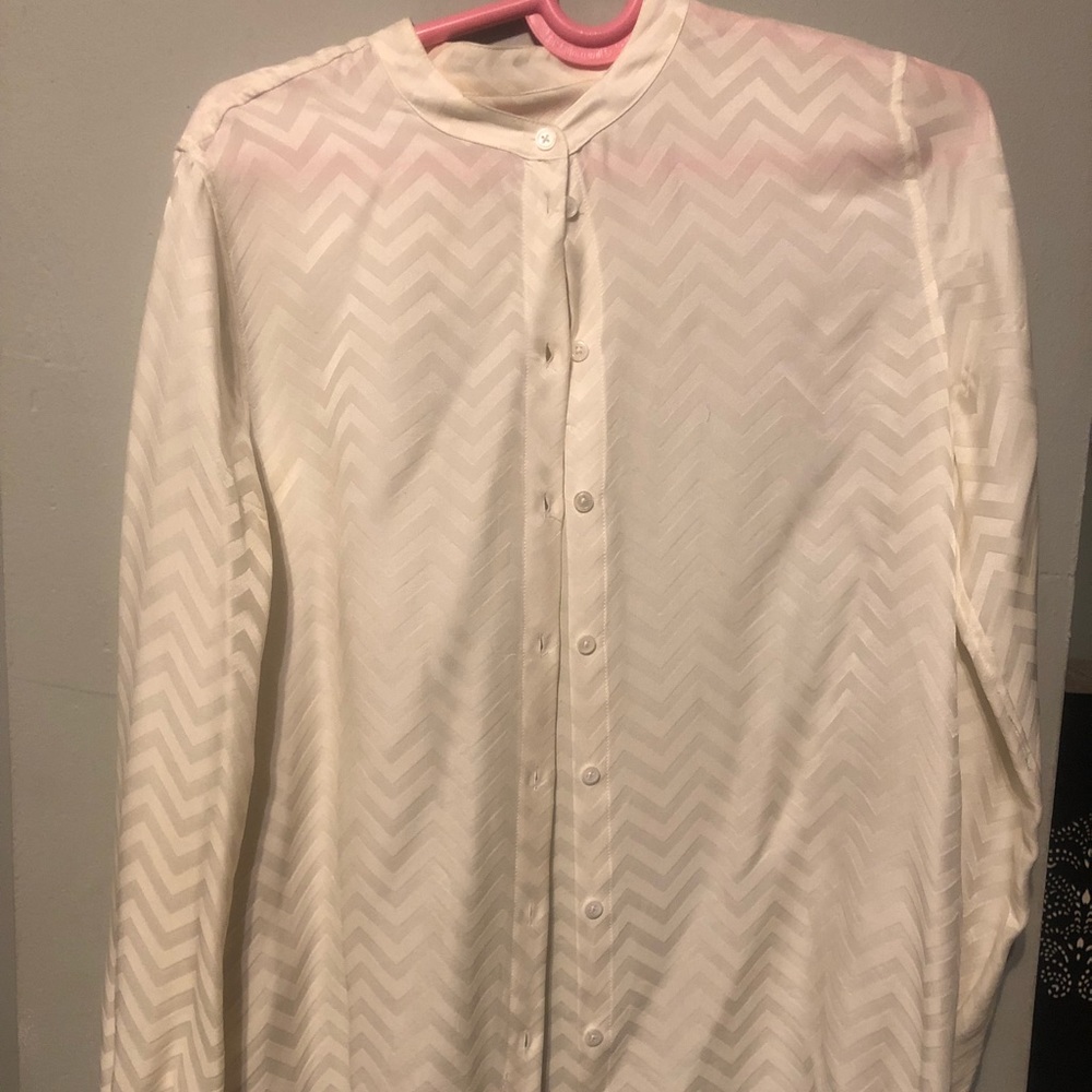 Nice shirt wit perfect condition.